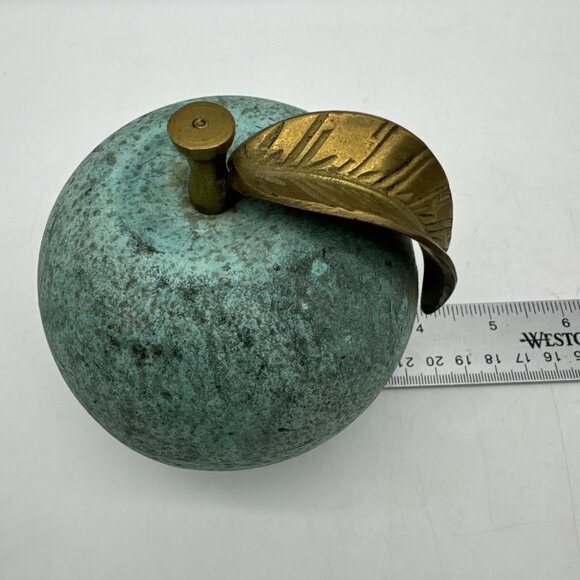 Vintage Brass Metal Apple Fruit Heavy Patina Paperweight MCM Figurine - Picture 4 of 9